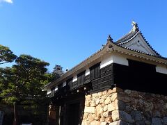 食後は、高知城へ行ってみる事にしました。
