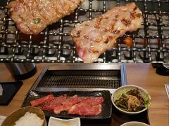 とはいえさっきジェラートは食べたので注文するのはもちろん焼肉。
ランチは定食が何種類かあった。
その中で山牛焼肉定食1500円を注文。
どんなお肉か聞いてみると「カルビと呼ばれる部位がいろいろ入ってます」と分かるような分からないような回答。
いろんな部位がたべられるならそれはそれでいいか。
どこの部位かはわからないままに食べたけどそれなりに量もあって柔らかくて美味しい。
大満足。