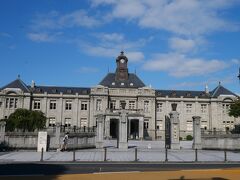 再び自転車に乗って辿り着いたのがこちらの山形郷土館「文翔館」。
国指定重要文化財「山形県旧県庁舎及び県会議事堂」。
元は明治時代に建設された建物だけど昭和50年まで県庁舎として使用されていたこともあり、昭和61年～平成７年に１０年に及ぶ修復工事を行い当時の形に復元したという。