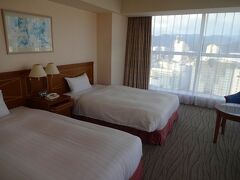そして、今日の宿にチェックインします。

旧名はセンチュリーホテル静岡ですが、現在はグランヒルズという名前に改称した高層ホテルです。