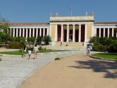 レストランから歩いてアテネ考古学博物館にやってきました。
クレタ島を除く、ギリシア各地にある遺跡からの出土品のほとんどが収められているギリシャ最大規模の博物館です。
ガイドブックにはオモニア広場から徒歩10分となってますが、灼熱の太陽が照りつけてくるので、暑くてとても遠く感じました。
