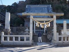 金谷神社の前を通ります。
地元の人がお参りしていました。
ロープウェイを利用するならこの神社が目印です。