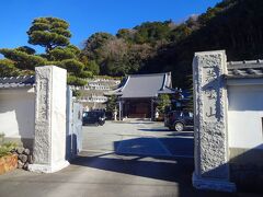 そして、浅間神社を出て北方向にしばらく歩きます。

やってきたのは瑞龍寺です。

ここは何が有名なのかというとーー。