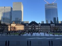 ＜東京駅丸の内駅前広場＞

駅前は2017年12月に整備が完了した広場。

この広場が出来て赤レンガの駅舎の全貌が美しく見られるようになりました！
なお、オリンピック・パラリンピックの時は、この広場のカウントダウン時計が設置され、ずっと開催を見守っていましたね。