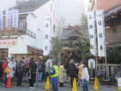 小網神社の前まで続いていました
すぐそばに神社があるのにぐるりと回って並んで行かないと行けないなんて…
しかもこの狭い神社なので､列の進みが遅い
東京大空襲でも全く焼けたものがなかったそうで､強運厄払い都内屈指のパワースポットなんです
が､まぁ､これは相当並ばないとならないなぁ