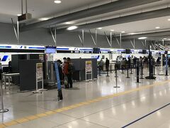 普段飛行機を利用するときには、スカイゲートシャトルという乗合タクシーを利用していたのだが、緊急事態宣言下ではないもののコロナ禍に最中には違いなく、さらにオミクロン株の市中感染が見られだしたこともあり、初めて自家用車で関空に向かった。

利用するのは９時１０分発のＡＮＡの石垣島直行便。
自宅を出て１０分程度で高速（第二京阪道路）に乗れるのだが、それでも関空までは１時間半くらいはかかるだろうと思い、若干の余裕を見て出発の１時間半前には着いておこうと自宅を午前６時に出発。

思ったよりも道は空いていて、１時間１５分くらいで関空第１ターミナルの国内線のＡＮＡカウンター前に到着した。

コロナ禍のせいか、国内線のカウンターエリアは割と閑散としていた。