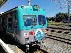 吉原駅に到着ー！
よくよく見ると、日本・スイス・モンゴル・ラトビア応援電車と。

これは富士市でキャンプをする3国の応援ラッピング電車みたいです。
（※2021年8月10日で運行終了しました）