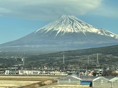 JR東海道新幹線のぞみ（N700S）の車窓。

進行方向（東京駅から京都・新大阪方面）に向かって右側に座り
富士山をパチリ ( -_[◎]o