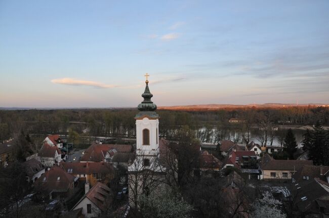 小さな教会と、その向こうにドナウ川が流れています。