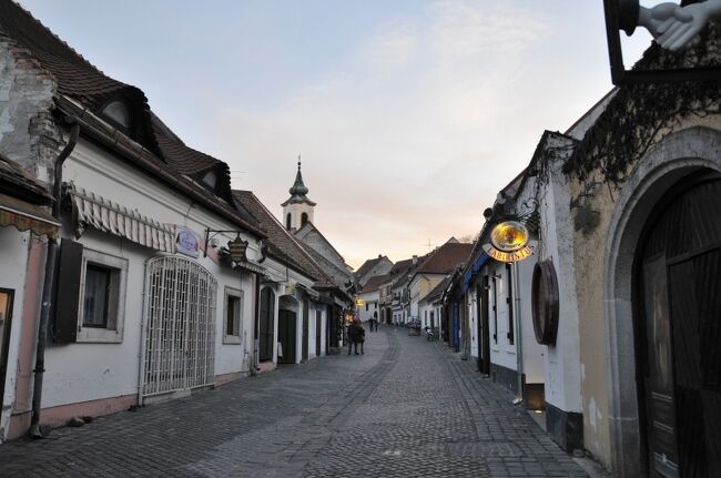 旧市街のメインストリートに戻ってきました。18時が近づき、ほとんどの店が閉まっています。<br />