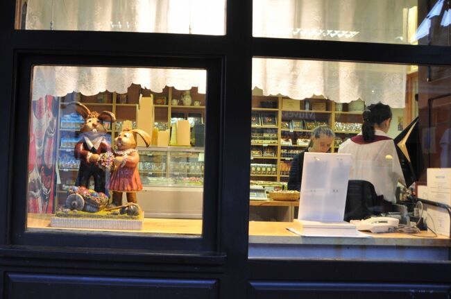 小さなスーパーマーケットの窓。ウサギの人形がかわいらしいです。