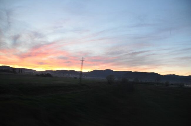 急いでセンテンドレの駅に戻り、18：10発のブダペスト行き電車に乗車。途中で日が暮れました。<br />