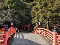 【神倉神社】

熊野の神々が最初に降臨したという「ゴトビキ岩」を祀る神社で、「熊野速玉大社」の元宮ですφ(..)

「神倉神社」は熊野信仰の「発祥の地」、「聖地」という位置付けですね(^^)

画像は「神橋」です(^^)