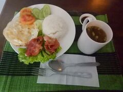 2月26日
マヤ パパヤ カフェ&ホステルの朝食。ベーコンエッグライス。３＄。みそ汁が薄かった。