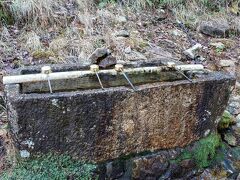 【神倉神社】

この「手水鉢」は、第２代新宮城主・水野淡路守重良が、姉の長寿と子孫繁栄を願い、１６３１年に奉納したそうですφ(..)