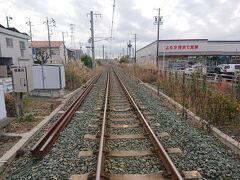   ウォーキングを再開します、少しコースから逸れています。飯田線を渡ります。豊川駅から先は単線です。
