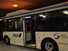 　以前、羽田空港でＡＮＡの国内線から国際線に乗り継ぐときは、専用バスで移動しました。
　でも、羽田空港第2ターミナルには国際線ターミナルも開設されたので、国際線が平常に戻れば第2ターミナル内での乗り継ぎになると思われます。