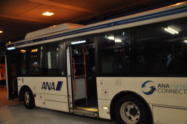 　以前、羽田空港でＡＮＡの国内線から国際線に乗り継ぐときは、専用バスで移動しました。<br />　でも、羽田空港第2ターミナルには国際線ターミナルも開設されたので、国際線が平常に戻れば第2ターミナル内での乗り継ぎになると思われます。