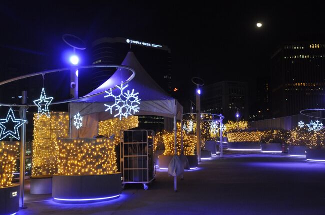 　金浦空港に到着して、ソウル駅へ移動します。<br />　2019年1月には、このようなイルミネーションが見えました。