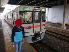  豊川駅から普通列車で豊橋駅へ向かいます。