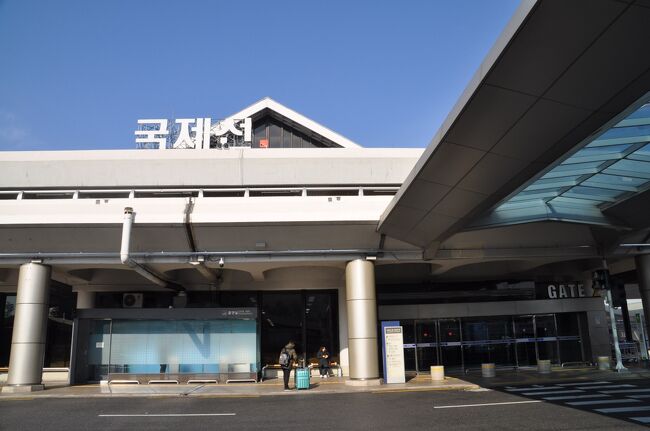 　1月1日もソウルで一泊して、翌2日に京義電鉄線の臨津江駅まで往復、これで韓国の電鉄線区間も完乗、金浦空港へ向かいます。<br />　と思ったら、帰りの羽田行きANA864便の出発が12:25、臨津江駅往復して間に合うかな？<br /><br />　ソウル8:02－8:30大谷8:40－9:14ムン山9:35－9:45臨津江10:00－10:10ムン山10:14－10:51陵谷<br /><br />　陵谷駅から金浦空港へはタクシーで15分くらいなので何とか間に合いそうです。<br />　実行するとなれば、もう少し余裕を見ますが妄想旅行なので。(笑)