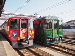多度津駅に到着
ニコニコ笑顔いっぱいの赤いアンパンマン列車と
これから乗る、観光列車「四国まんなか千年ものがたり」の２ショットが撮れた。