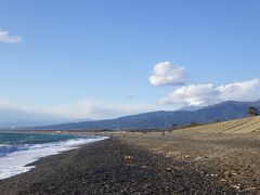 千本浜に着きました。
右に富士山があるのですが、雲がなかなかどいてくれません。