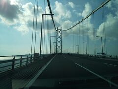 神戸淡路鳴門自動車道は明石海峡大橋を渡り、淡路島へと進んで行きます。