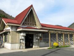 片上駅跡を出て4時間30分、吉ヶ原駅に到着しました。サイクリングコースの終点です。当時からの駅舎で、2006年には国の有形文化財に登録されました。ここから津山までの路線バスも出ていて、待合室として活用されています。