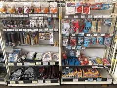 小田急の改札前にある小田原駅名産店では、北条五代のキャラクターグッズとロマンスカーグッズがいっぱい！
