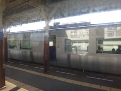 次の南小松島でも列車交換。
日中はおおよそ30分間隔だから頻繁に列車交換がある。