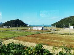 敦賀駅を出て、小浜線をしばらく行くと奥に若狭湾が見えてきました。