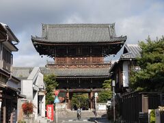 観光客で賑わい出した嵐山のメイン通りを抜け出して、まずは通称「嵯峨釈迦堂」と呼ばれている「清凉寺」の山門に。