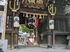 で、お店を探すうちに、
祇園山笠で有名な櫛田神社へ来ました、