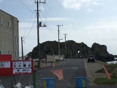 あちらが千騎ケ岩。
２年前の台風の影響か立ち入り禁止だった。