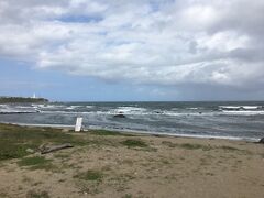 コロナ禍で誰もいない長崎海水浴場。
遠くには犬吠埼灯台。