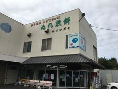 ぬれ煎餅のイシガミの犬吠店。
ここが乗車客減少に悩まされていた銚子電鉄に、ぬれ煎餅の作り方を伝授したという会社だそうです。ここの会社がなければ、銚子電鉄はとっくの昔になくなっていただろう。銚子電鉄は電鉄と名乗りながら、年商の８０％がお菓子販売ですから。銚子製菓に商号変更した方がいいかも。