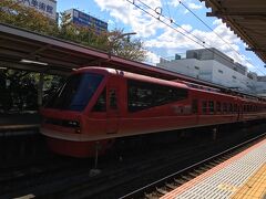 熱海駅に着きました。かっこいい特急電車が停まっているじゃありませんか。
