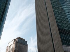 浦東シャングリ･ラ上海

先程の地下鉄14号線陸家嘴駅から徒歩数分。
写真手前が新館、奥側が黄浦江に面する旧館。