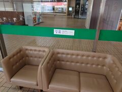 こちらは少し前に「閉館」してしまった新幹線美術館「現美新幹線」の椅子。浦佐駅の待合室にあり、ふかふかで座り心地も良いのですが、悲しさもちょっとあるような…