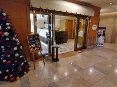 横浜ベイシェラトン ホテル＆タワーズのB1Fにありますペストリーショップ「ドーレ」です。
※2021年12月25日に撮影しました。