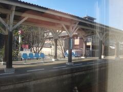 13時3分、徳島から1時間半。日和佐に到着。
道の駅が併設されている。
ここのホーム上屋のY字柱も素晴らしい。四国には素敵な木造駅が多いな。