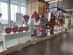 まずはリゾートしらかみで新青森駅へ。
いろいろな地方のミニねぷたが展示されています。