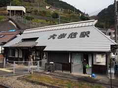 ＜大歩危駅＞
ホテルの送迎バスで駅まで送ってもらい、自販機でチケットを購入。
特急券+乗車券も同時購入できます。
駅にはロッカーもありますよ。