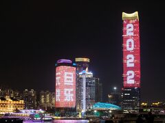上海白玉蘭広場（SHANGHAI MAS PLAZA）66階建て高さ320m

川沿いに少し下っていくと、外灘の北側（今は北外灘と言います）に建物全面（本当は川側の２面）がLEDで輝く超高層ビルがあります。
気が早いのか、もう2022年の表示です。
