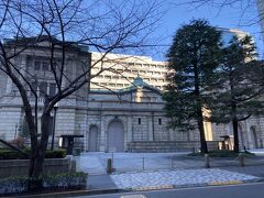 元旦は、初詣だけしてホテルでお籠りします。
日本銀行本店。
立派な建物はバロック様式とルネッサンス様式を取り入れた「ネオ・バロック建築」で国の重要文化財です。。
 この旧館を上空から見ると「円」の形に見えるのは有名ですね。
