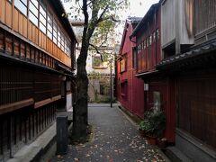 主計町茶屋街は茶屋町として明治期から昭和戦前期にかけて栄え、重要伝統的建造物群保存地区に指定されている。