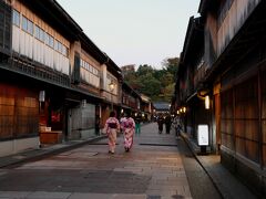 茶屋町創設時の敷地割をよく残し、全国でも希少な茶屋様式の町屋を多く残しているとし、国の重要伝統的建造物群保存地区に選定されている。