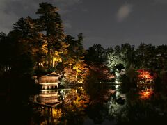 「内橋亭」と木々のライトアップが霞ヶ池に映り込んで、幻想的な夜を演出している。
