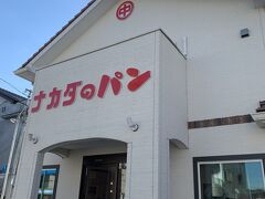 さて、佐野市内に移動して、
真っ白なお店が目立つ、老舗パン屋さんです。